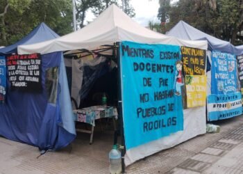 El Gobierno ratificó la cesantía de más de 100 docentes por faltas en 2023