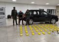 Traficaba 58 kilos de cocaína en los laterales del baúl de su vehículo