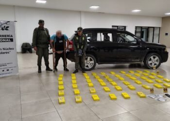 Traficaba 58 kilos de cocaína en los laterales del baúl de su vehículo