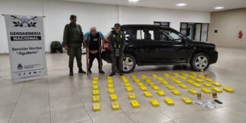 Traficaba 58 kilos de cocaína en los laterales del baúl de su vehículo