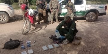 Abandonaron una moto y seis kilos de cocaína