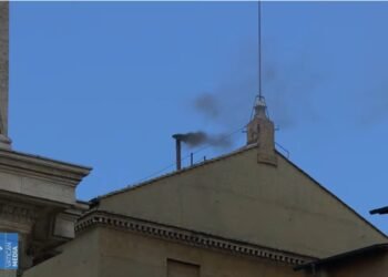 Segunda fumata negra en el Vaticano: Todavía sin consenso para elegir al nuevo Papa