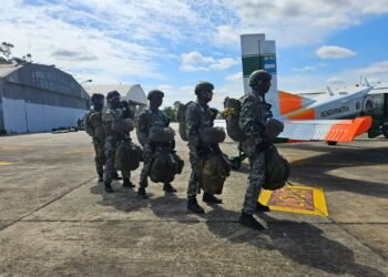 Práctica de vuelo y lanzamiento de la actualización de paracaidistas de Gendarmería Nacional