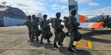 Práctica de vuelo y lanzamiento de la actualización de paracaidistas de Gendarmería Nacional