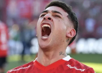 Por una chilena espectacular ganó Independiente y será rival de Boca