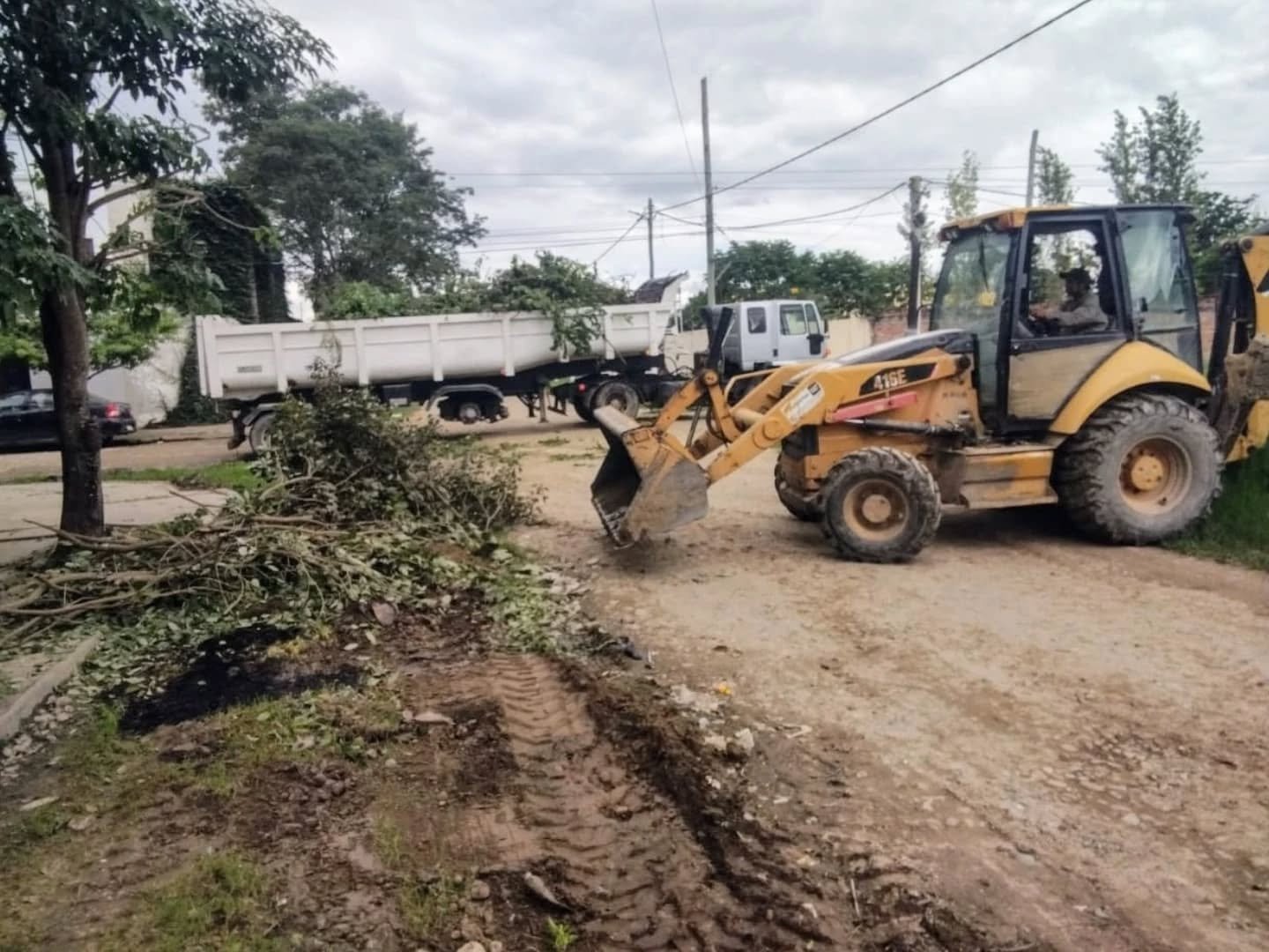 Trabajos de limpieza en el Barrio 20 de Febrero - Radio Ciudad Oran