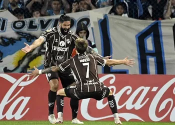 Platense dio el golpe y eliminó a Racing