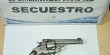 Detuvieron a una pareja y le secuestraron un revólver