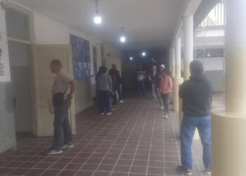 Bajo porcentaje de votantes en las primeras horas
