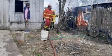 Video: Se incendió una casa en el Barrio 4 de Junio