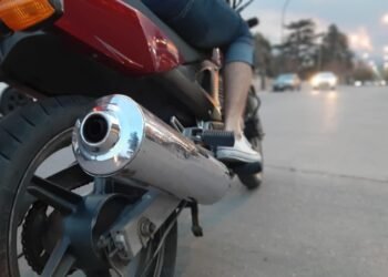 Está prohibido circular con caño de escape ruidoso