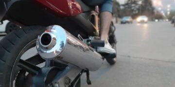 Está prohibido circular con caño de escape ruidoso