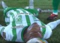 Futbolista colombiano se desplomó en pleno partido