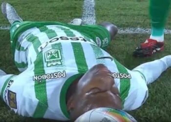 Futbolista colombiano se desplomó en pleno partido