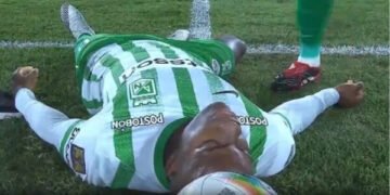 Futbolista colombiano se desplomó en pleno partido