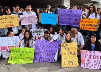 Los médicos residentes del Garrahan levantaron el paro, bajo amenaza de despidos