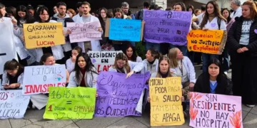 Los médicos residentes del Garrahan levantaron el paro, bajo amenaza de despidos