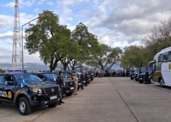 Sáenz entregó 20 móviles y un colectivo a la policía