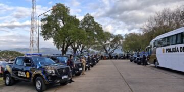 Sáenz entregó 20 móviles y un colectivo a la policía