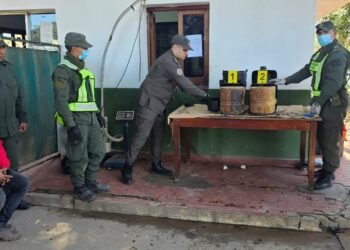 Ocultaban 40 kilos de pasta base en dos tanques plásticos