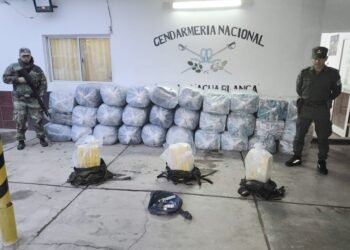 Intentaron cruzar el río fronterizo con 37 kilos de cocaína, mercadería de contrabando y un arma de fuego