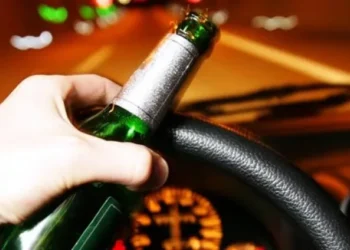 Manejaba alcoholizado, chocó a una pareja y huyó