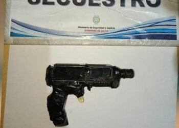 Evadió un control, lo detuvieron y tenía una réplica de un arma de fuego