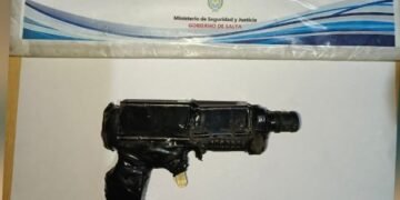 Evadió un control, lo detuvieron y tenía una réplica de un arma de fuego