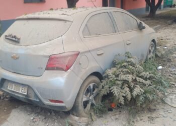 Vecinos denuncian autos abandonados afuera de la Subcomisaría del B° 9 de Julio