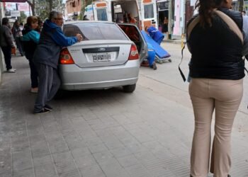 Chocaron y el auto terminó arriba de la vereda