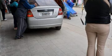 Chocaron y el auto terminó arriba de la vereda