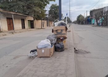 Denuncian basura que depositaron en Avenida Esquiú