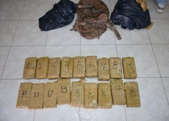 Abandonó una mochila cargada con 18 kilos de cocaína