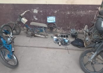 Colonia Santa Rosa: Lo detuvieron con motos adulteradas, armas de fuego y celulares bloqueados