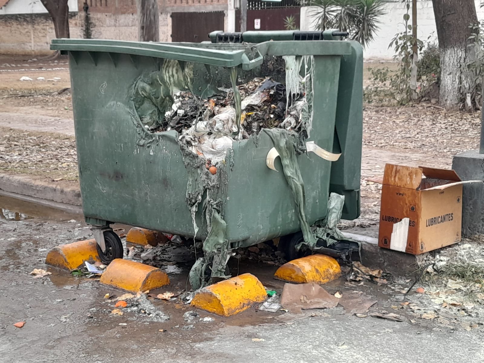 Volvieron a prenderle fuego a un contendor - Radio Ciudad Oran