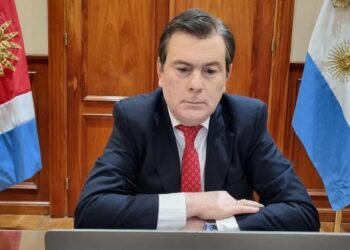 El gobernador de Santiago del Estero pagará un bono de más de $3 millones a los estatales