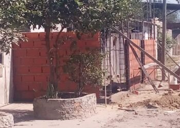 Construye en la vereda y los vecinos se quejan