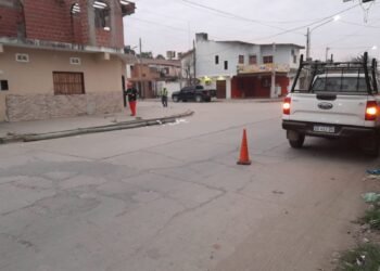 Poste caído sobre calle Arenales