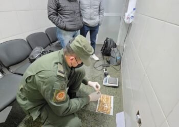 Descubren que dos pasajeros habían ingerido 197 cápsulas con cocaína