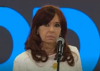 Cristina Kirchner le respondió a Javier Milei: “Te van a sacar con un chaleco de fuerza”