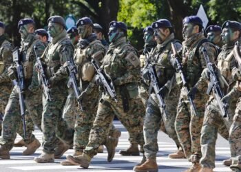 Aprueban suba escalonada de 7,5% en las Fuerzas Armadas