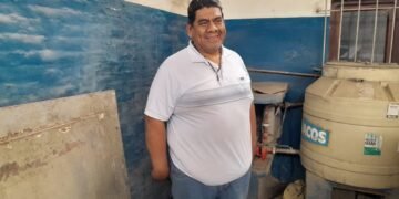 Le rompieron el vidrio del remis, fue a denunciar y en la policía solo le dijeron “espere”