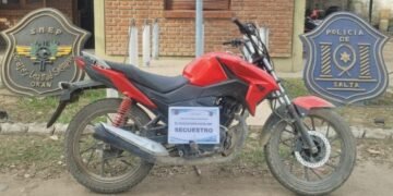 La policía recuperó una moto y un celular robados