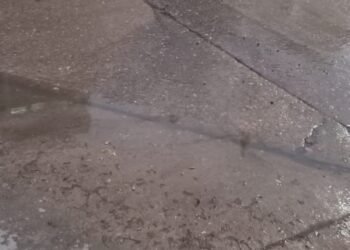 Vecinos denuncian una pérdida de líquidos cloacales