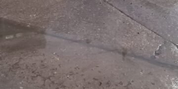 Vecinos denuncian una pérdida de líquidos cloacales