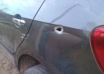 La siguieron hasta una finca y le dispararon 7 veces a su auto