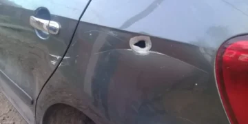 La siguieron hasta una finca y le dispararon 7 veces a su auto