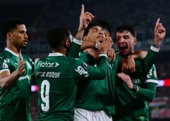 River se despertó tarde, cayó con Palmeiras y deberá ir por la heroica a Brasil