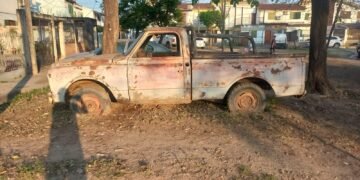 Siguen los reclamos por los vehículos abandonados