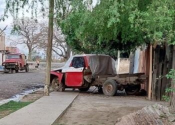 Vecinos denuncian por una camioneta abandonada